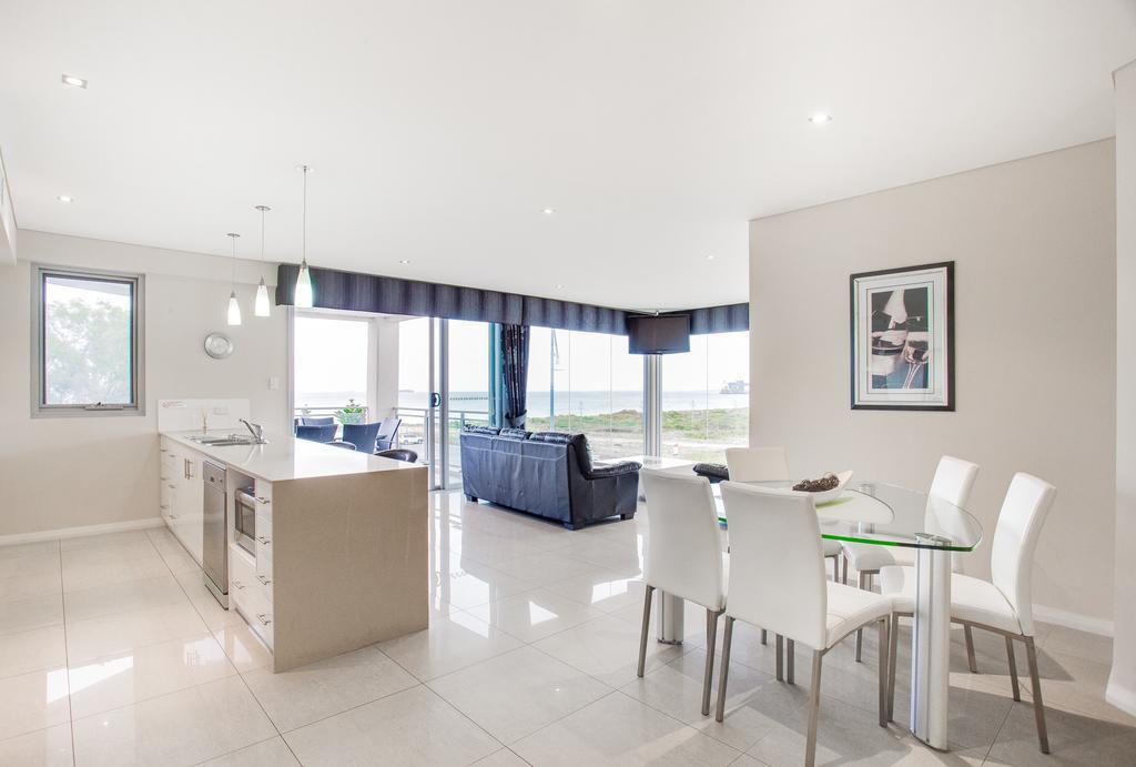 Spinnakers By Rockingham Apartments Екстериор снимка