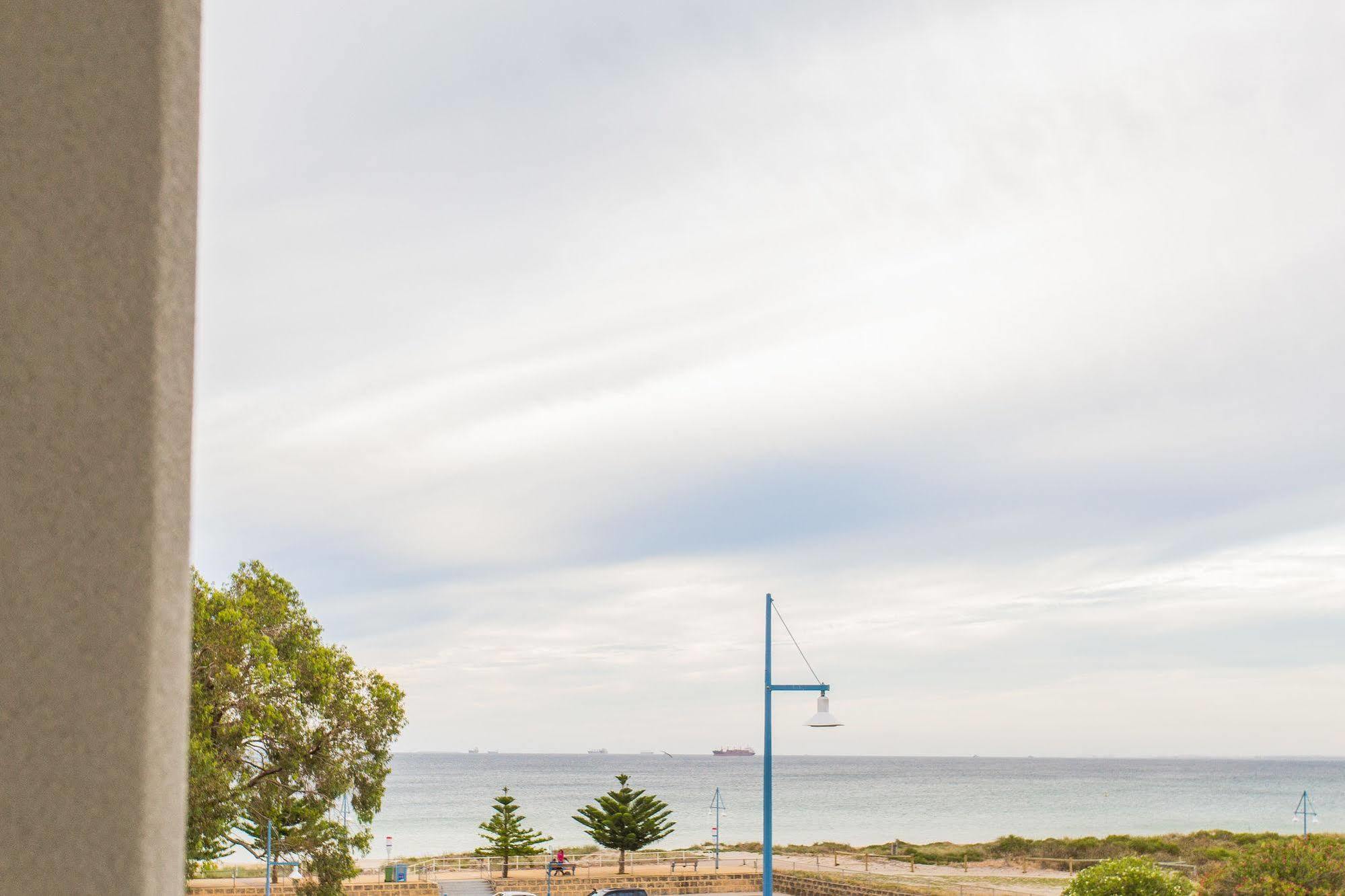 Spinnakers By Rockingham Apartments Екстериор снимка