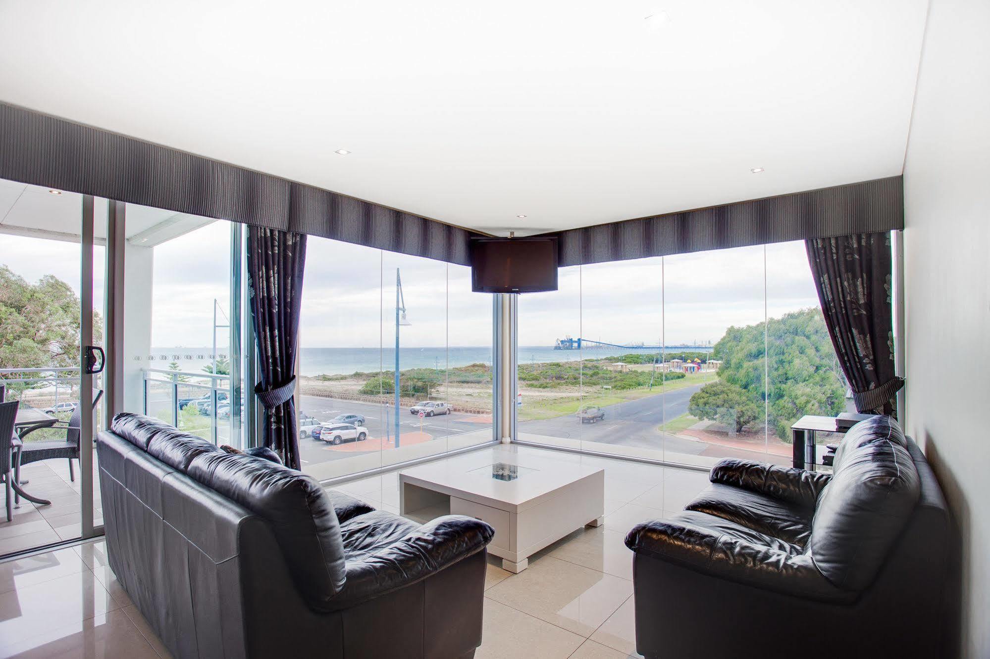 Spinnakers By Rockingham Apartments Екстериор снимка